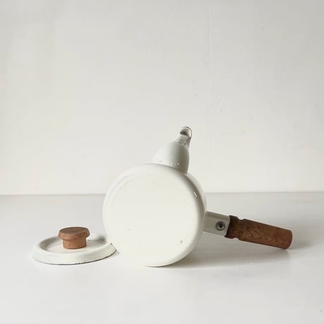 NORITAKE  couleur ノリタケ クルールシリーズ ホーロー製ハンドル付きミニケトル  ホワイト(アイボリー)  琺瑯 木製無垢 ハンドルポット 中古良品