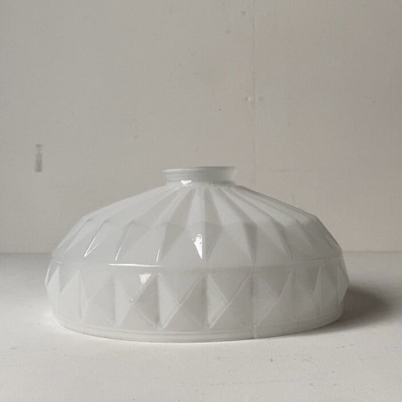 大正〜昭和期 乳白ガラス ダイヤ柄 ピラミッド紋様 プレスガラス