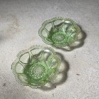 アンティーク プレスガラス デザートプレート 2客セット  レース装飾 輪花鉢 大正～昭和初期 気泡ガラス ライトグリーン アイスクリーム かき氷 フルーツ 皿 深皿 小鉢 美品
