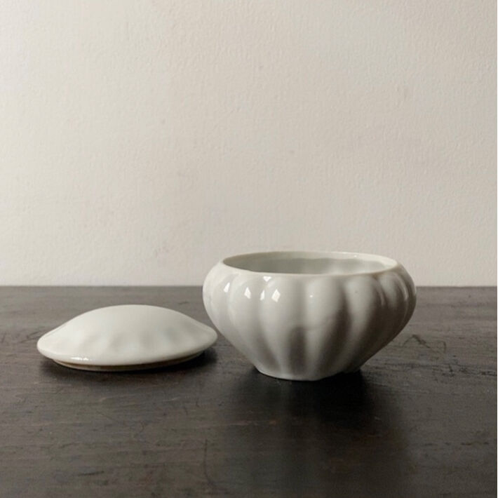古い白磁の小壺 大正 昭和 蓋付き白磁器 古作 蓋の汚れ以外は完
