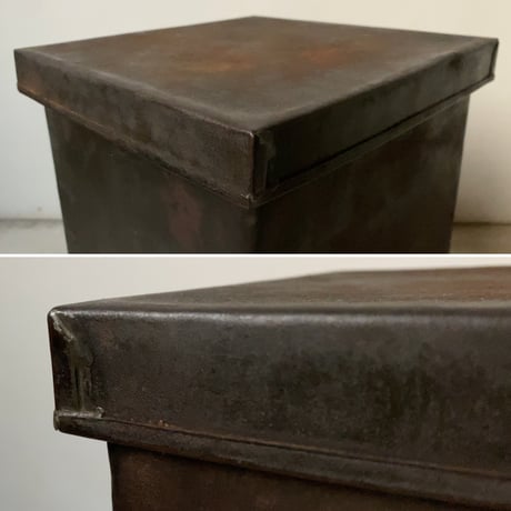 古い鉄の箱 (蓋付き) 黒ヤケ 黒光り グッドエイジング 厚みあり縁補強構造 古箱