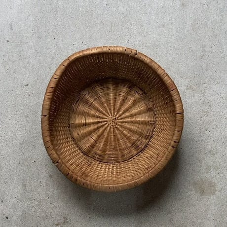 古い深籠皿  26cm  歪な形状でマットな素材感  繊細編み  グッドコンディション