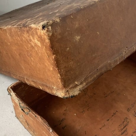 一閑張りの大きめ蓋付き道具箱  幅約54cm 旧家で長年眠っていたお品です  竹籠＋麻布＋和紙＋柿渋  ジャパンヴィンテージ 古箱 伝統工芸