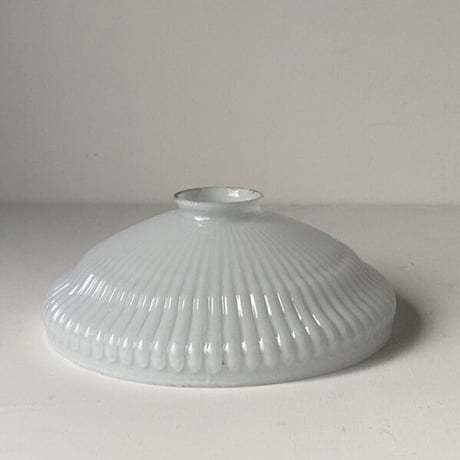 大正〜昭和期  乳白ガラス 細かめ菊花紋様 プレスガラス 21cm ヴィンテージシェード 古い電笠 吊り照明  無傷完品