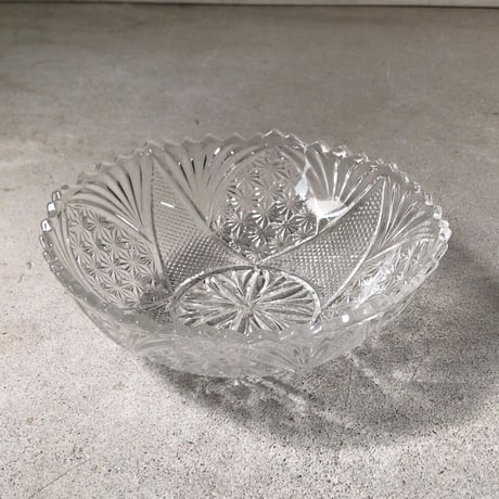 大正〜昭和期  古いプレスガラス  20cmの大鉢  花紋様  素麺器 フルーツ盛り鉢 気泡 プレスによるバリ  アンティークガラス  無傷完品
