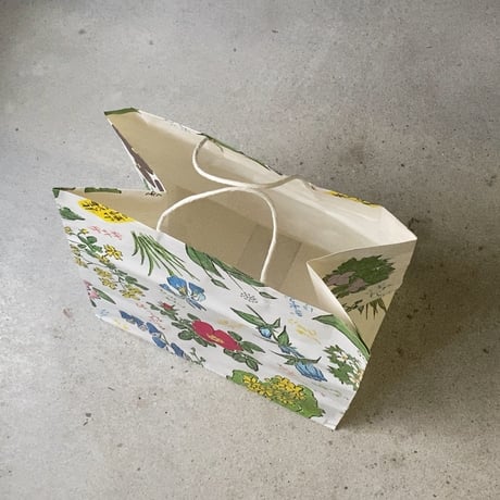 深川製 六花亭の湯呑と紙袋2点(大小) 坂本直行 さかもと なおゆき 画家 作  ミズバショウ 花の絵  深川製磁 富士流水のマーク  オールド深川 北海道名菓