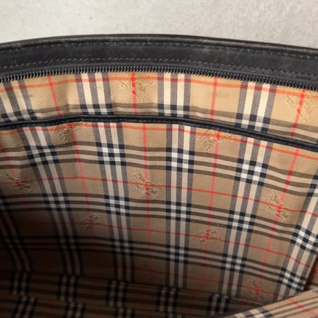 Burberrys バーバリーズ  クラッチバッグ  ブラックレザー インナーはノバチェック仕立  オールドバーバリー ヴィンテージバーバリー セカンドバッグ エンボスロゴ 中古良品