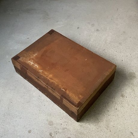 漆塗の木箱に和紙を貼った蓋付き木箱 約38cm 古い木箱  書道具箱 墨文字の和紙 昭和初期戦前 道具箱 ジャパンヴィンテージ