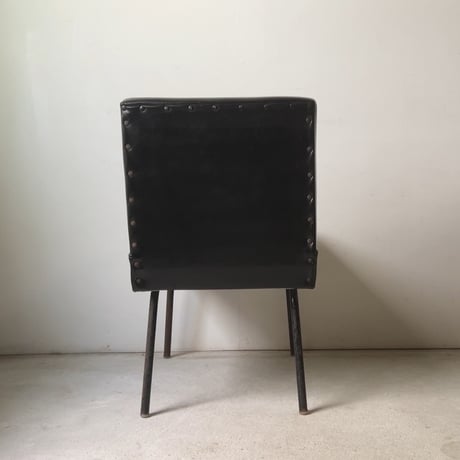 古いローチェア 2脚セット  ミニソファ シングルソファ レトロチェア シンプルデザイン 黒い椅子 鉄足 80sジャパンヴィンテージ 古家具 良品