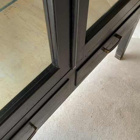 アンティーク 黒ケビント 3面ガラス 4枚棚板 硝子 2杯引出し 真鍮金具 昭和期 古いガラスケース 陳列棚 ジャパンヴィンテージ 陳列棚 希少完品範疇