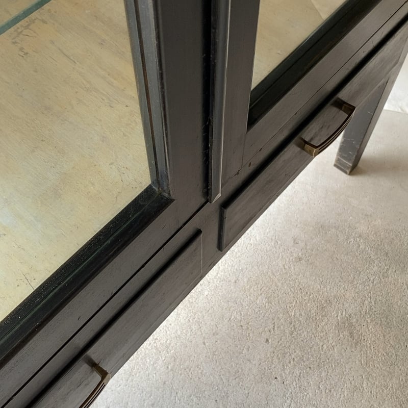 アンティーク 黒ケビント 3面ガラス 4枚棚板 硝子 2杯引出し 真鍮金具