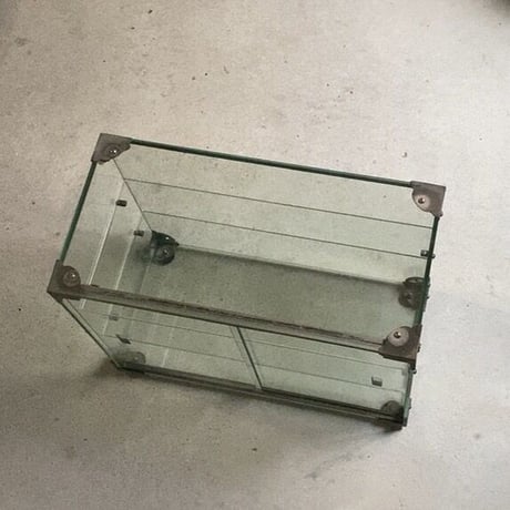ヴィンテージ  ガラスケース  小型ショーケース  3段2枚棚板ガラス引き戸構造  アンティーク ガラスケース 良品
