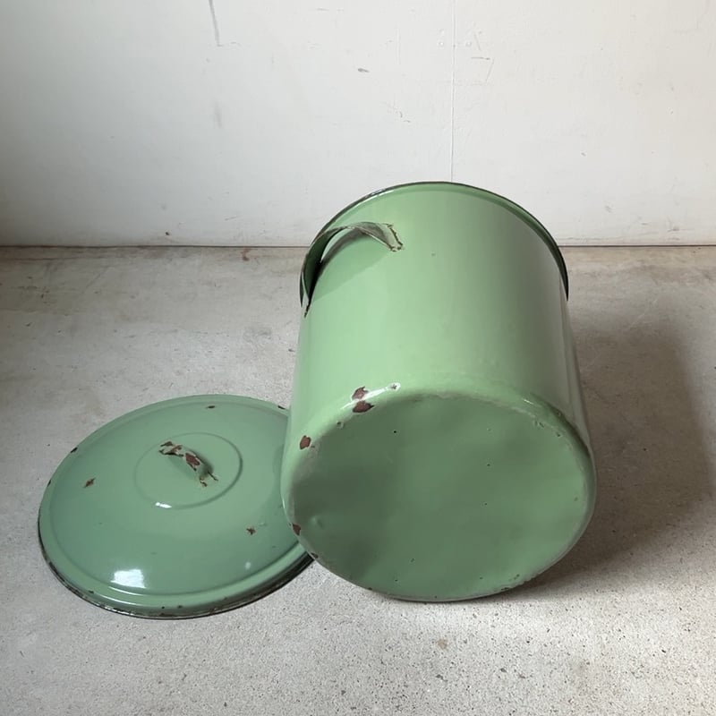 古いホーロー蓋付きキャニスター 大き目サイズ セージグリーン