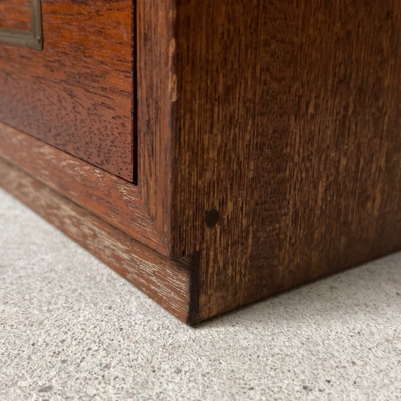 古い木製引出し 15杯 小ぶりサイズ ラワン無垢材 銅のネームタグ