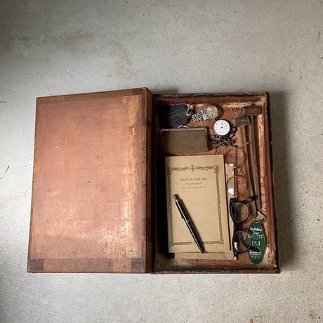 漆塗の木箱に和紙を貼った蓋付き木箱 約38cm 古い木箱  書道具箱 墨文字の和紙 昭和初期戦前 道具箱 ジャパンヴィンテージ