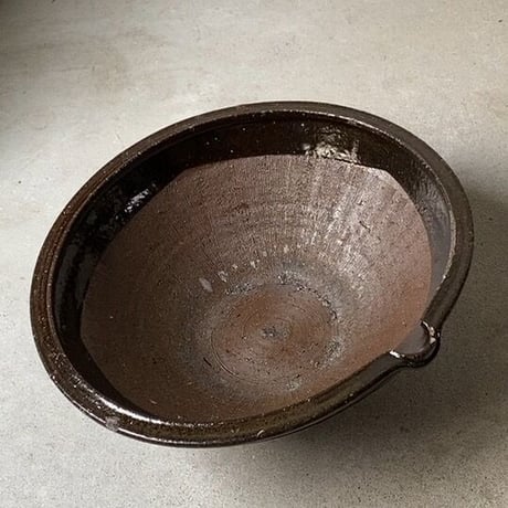古い大きな すり鉢  幅約36cm  片口 黒釉  巨大摺鉢 古民具 古民藝 メダカ鉢 水栽培 ビオトープ  ジャンク 訳有