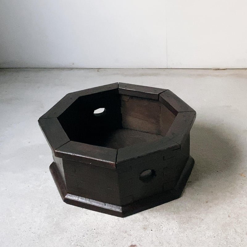 瓦質土器 黒質土器のような 輪花鉢 香炉？古美術 古道具 アンティーク オブジェ 明治〜大正期 八角木製火鉢受け トロトロ黒ヤケ 古材 花器受け