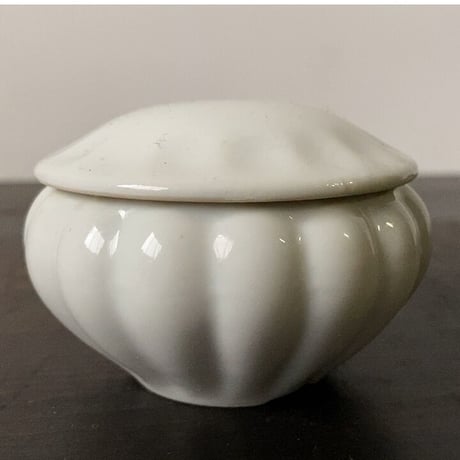 古い白磁の小壺 大正 昭和 蓋付き白磁器 古作 蓋の汚れ以外は完品