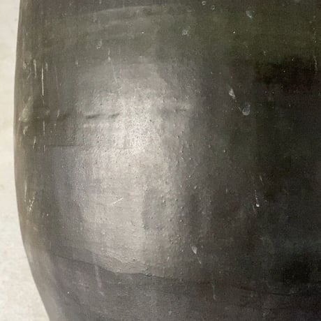 手捻りの古い大壺  古壺  古甕 古民藝 焼物  高さ38cm幅37cm   メダカ鉢 睡蓮鉢 金魚鉢 ハス 水栽培 水中昆虫 ビオトープ 玄関壺 傘立　完品
