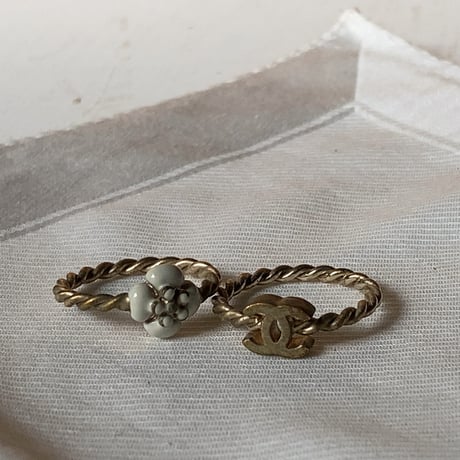 CHANEL シャネル  ココ&カメリア ダブルリング マットゴールド 燻金 真鍮 ブロンズ  リングセット ダブルリング 重ね付け 立体ココマーク 琺瑯カメリア 箱有 中古美品