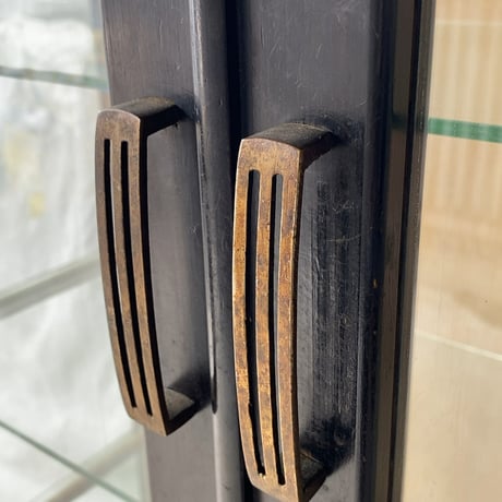 アンティーク 黒ケビント 3面ガラス 4枚棚板 硝子 2杯引出し 真鍮金具 昭和期 古いガラスケース 陳列棚 ジャパンヴィンテージ 陳列棚 希少完品範疇