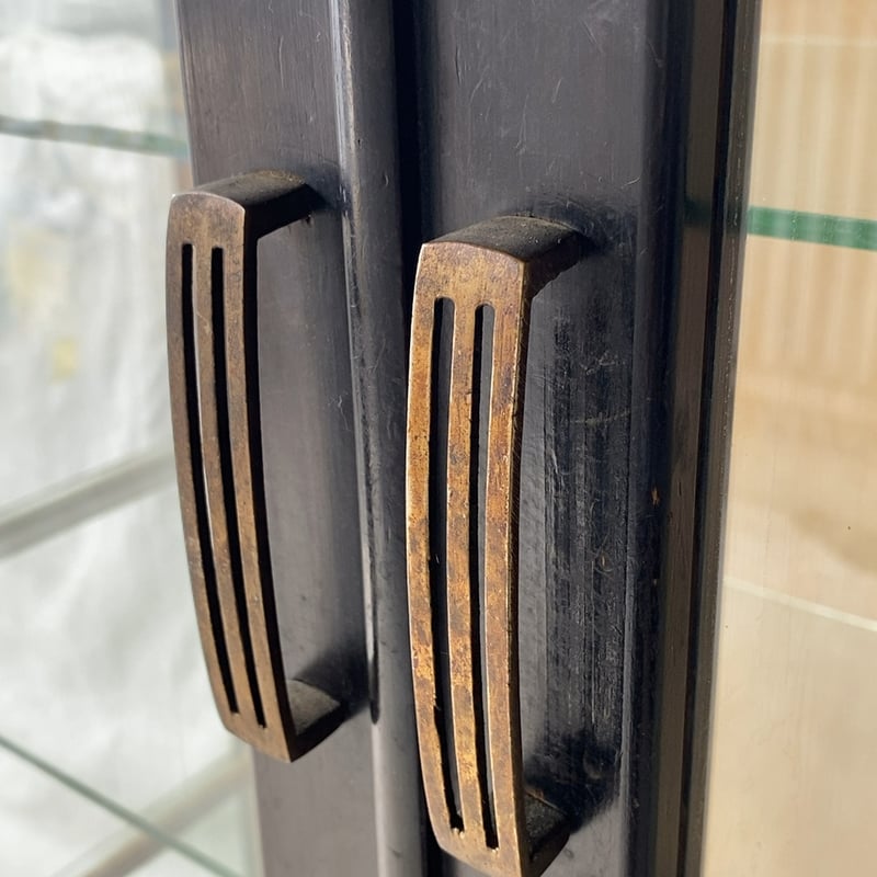 アンティーク 黒ケビント 3面ガラス 4枚棚板 硝子 2杯引出し 真鍮金具