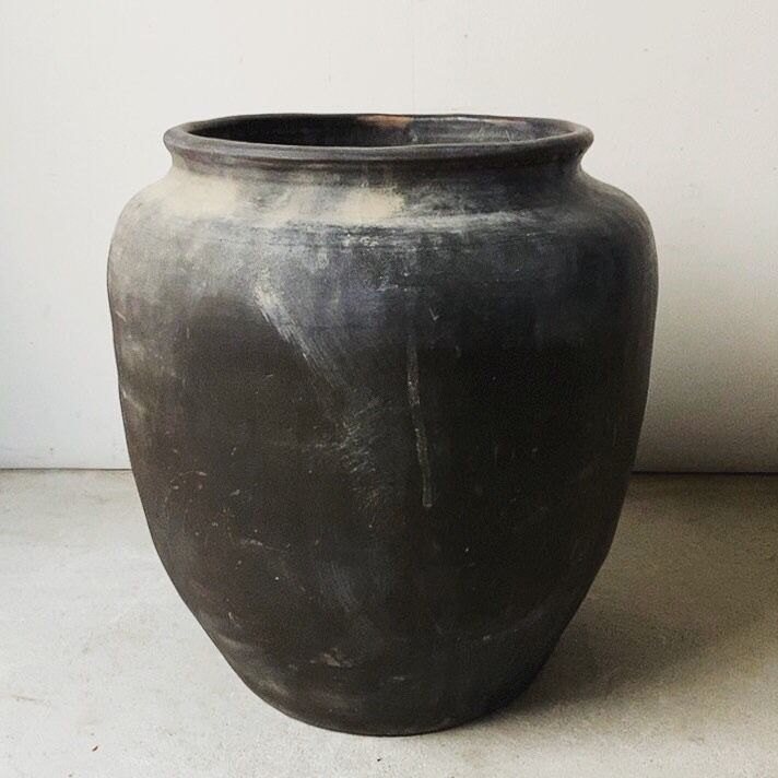 手捻りの古い大壺 古壺 古甕 古民藝 焼物 高さ38cm幅37cm メダカ
