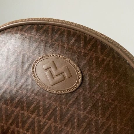VALENTINO オールドヴァレンチノの半円型ミニポーチ コスメポーチ 小物入れ 幅約20cmの小さめポーチ 美品