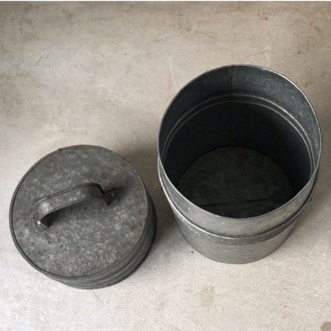ヴィンテージ蓋付き筒型ブリキ缶 ライン有り 双耳持ち手 大きめ サイズ