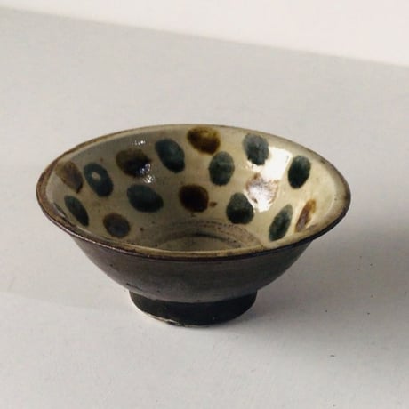 古いやちむん 5寸ワンブー (茶碗・中鉢)　内 紺茶 点打  民藝 沖縄 焼物 うつわ 器　好配色 美品