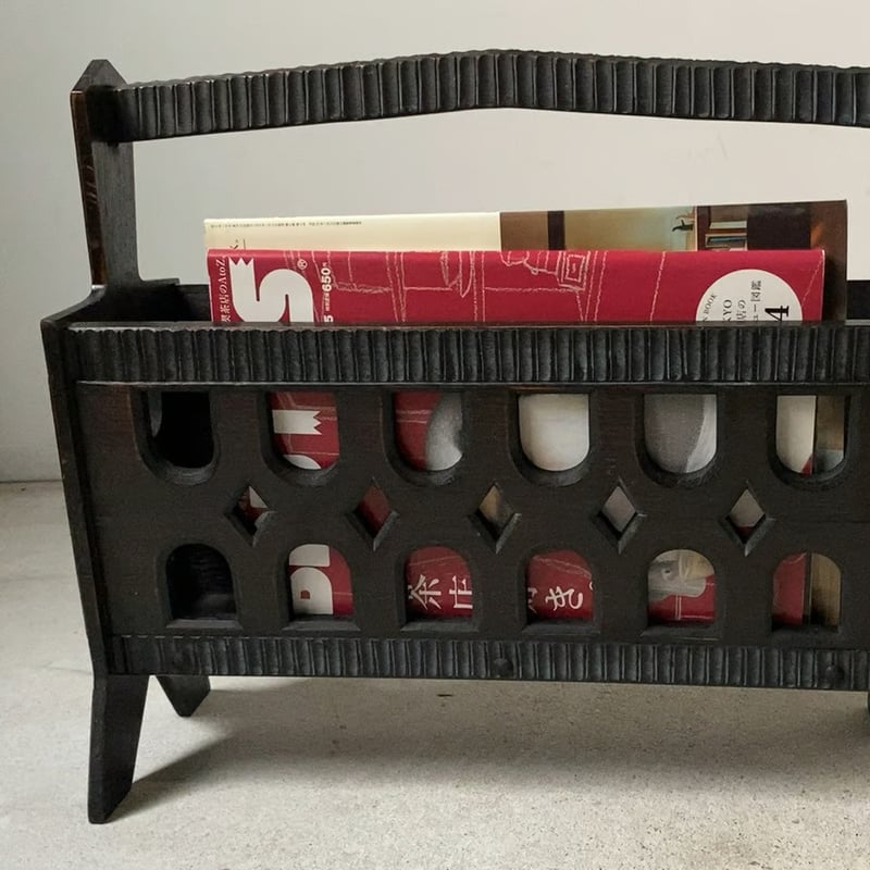 古い木製マガジンラック 黒茶 スタッズ 透かし窓 線彫り装飾 オールド