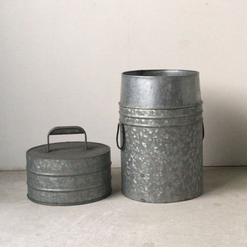 ビンテージ インダストリアル  レトロ ブリキ缶 蓋付き 筒型 ビンテージ インダストリアル レトロ ブリキ缶 蓋付き 筒型