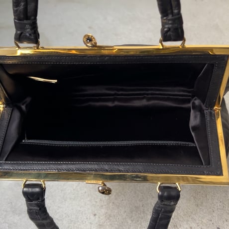 古いレザーのハンドバッグ  スムースラムレザー 羊革 ブラック ゴールド金具 がま口型 ストーン装飾 ヴィンテージバッグ  中古美品