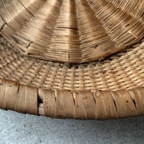 古い深籠皿  26cm  歪な形状でマットな素材感  繊細編み  グッドコンディション