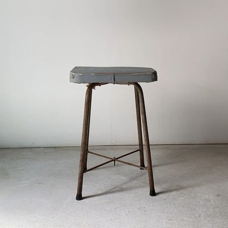 古い鉄足のスツール  ジャパンヴィンテージ  スクエアスツール グレーのスチール作業椅子