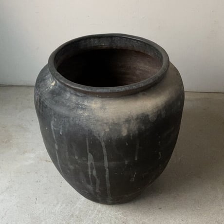 手捻りの古い大壺  古壺  古甕 古民藝 焼物  高さ38cm幅37cm   メダカ鉢 睡蓮鉢 金魚鉢 ハス 水栽培 水中昆虫 ビオトープ 玄関壺 傘立　完品