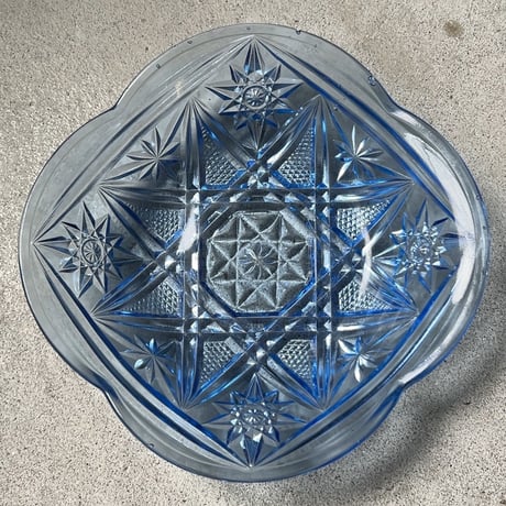 アンティークプレスガラス デザートプレート 大皿 幅約20cm  デザート皿 クリアーブルー 花縁 雪柄  気泡ガラス 大正 昭和 時代盛り皿 美品範疇