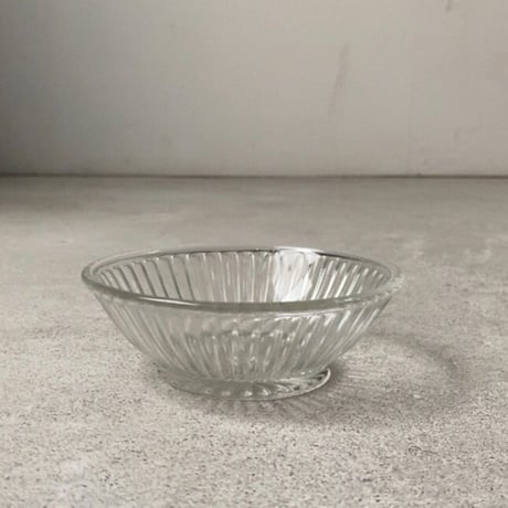 ヴィンテージ ガラス器 昭和初期 菊紋様 深皿 小鉢 古いガラス器 ゆらゆら気泡硝子 完品  ※3点ございます。