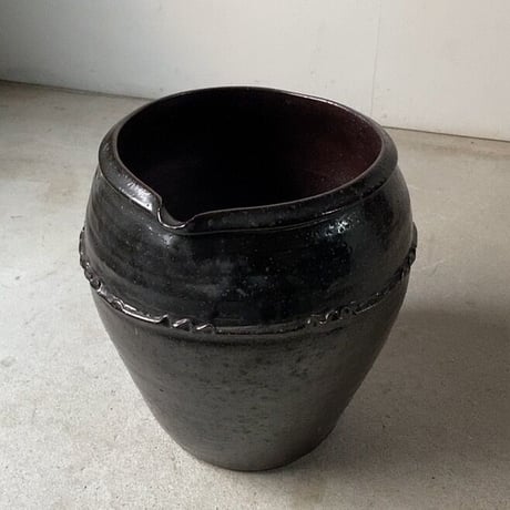 古い片口甕   黒釉 民藝壺 民藝甕 焼物 高さ34cm幅32cm メダカ鉢 睡蓮鉢 金魚鉢 ハス 水栽培 水中昆虫 ビオトープ