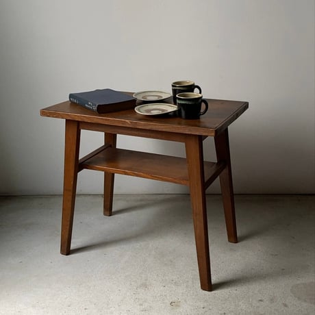 古い木のコーヒーテーブル  喫茶テーブル. 無垢材 小型テーブル サイドテーブル 天板と足は飾り彫り有り 昭和期 ソファーテーブル テラスデスク 木の机  メンテナンス済