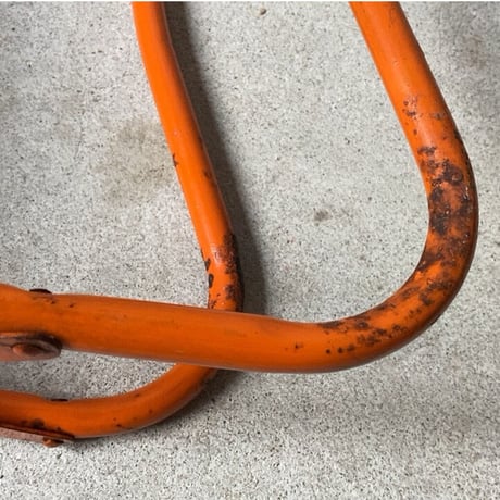 古い鉄の踏台  折り畳みステップ  ヴィンテージステップ  インダストリアル 作業椅子 腰掛け 小さいイス オレンジ  錆