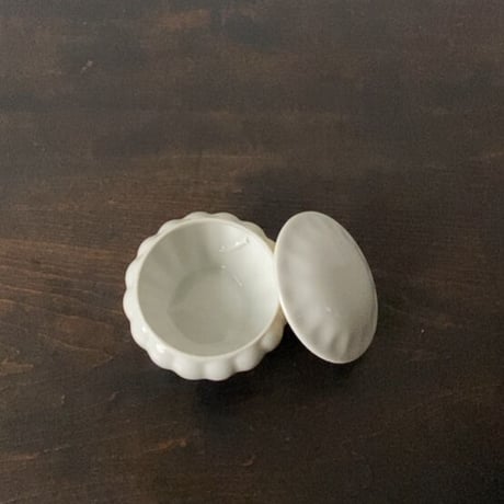 古い白磁の小壺 大正 昭和 蓋付き白磁器 古作 蓋の汚れ以外は完品