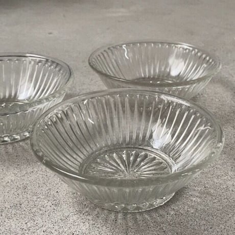 ヴィンテージ ガラス器 昭和初期 菊紋様 深皿 小鉢 古いガラス器 ゆらゆら気泡硝子 完品  ※3点ございます。