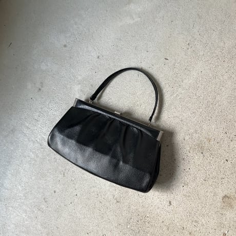 古いレザーのハンドバッグ  細かな型押しレザー シボ ブラック 横型がま口 ヴィンテージバッグ フォーマル 中古良品