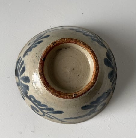 B  古琉球 やちむん 4.5寸マカイ 古作 登窯 花唐草 呉須色 沖縄 焼物 茶碗 昭和期 ヴィンテージフォークアート 薄いニュウ有