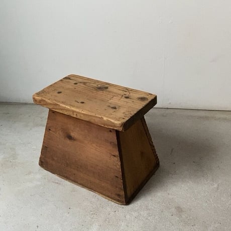 昭和期 木製穴無し古い踏台  杉材無垢  小さめ 台形 箱型 踏み台 ヴィンテージステップ  ナチュラル素材  作業椅子 花台 美品