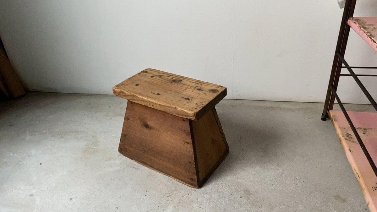 昭和期 木製穴無し古い踏台 杉材無垢 小さめ 台形 箱型 踏み台