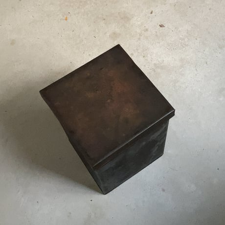 古い鉄の箱 (蓋付き) 黒ヤケ 黒光り グッドエイジング 厚みあり縁補強構造 古箱
