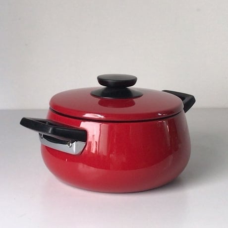 琺瑯(ホーロー) ヴィンテージ 両手鍋  18cm  深みのある濃い赤です。中古美品