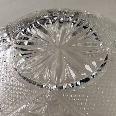 大正〜昭和期  古いプレスガラス  20cmの大鉢  花紋様  素麺器 フルーツ盛り鉢 気泡 プレスによるバリ  アンティークガラス  無傷完品